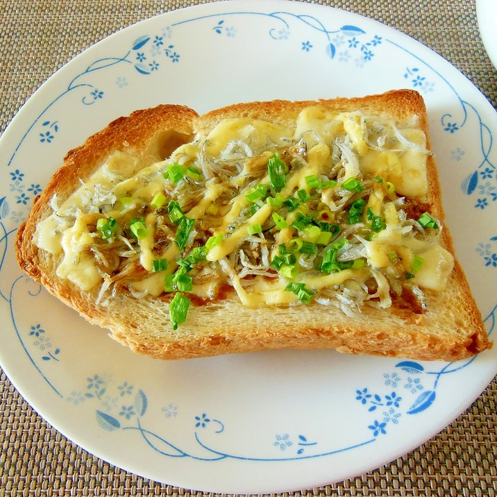 とろけるチーズのしらすトースト(北海道産)
